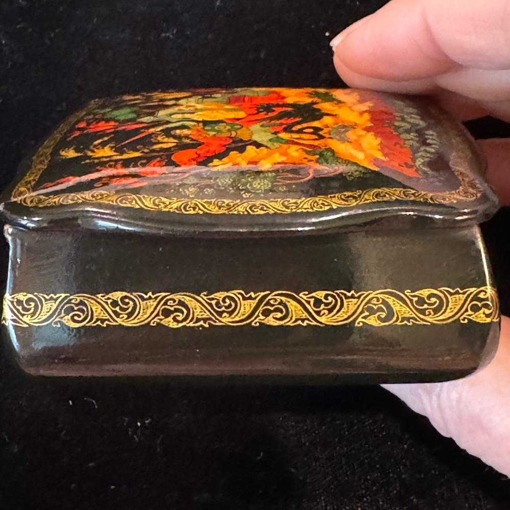 Exquisitely Hand-Painted Russian Palekh Lacquer Box Signed - Picture 9 of 11